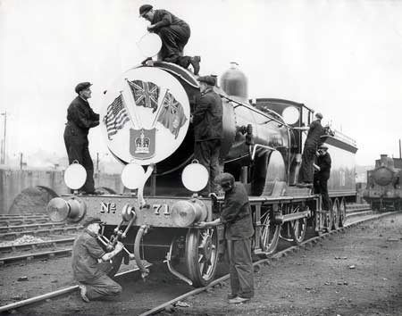 Photo of Southern Railway 718 at the start of the 1939 Royal Tour of Canada
